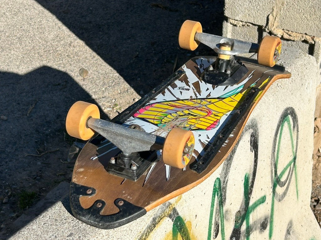 Skateboard vintage Imsport de Retrópica Tienda, tabla de arce con diseño ochentero, ejes Fiberlite y ruedas de uretano.