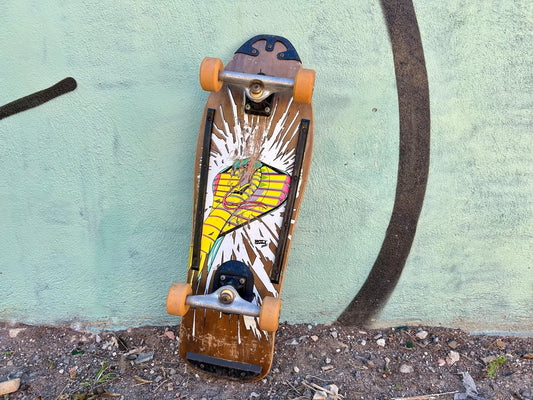 Skateboard vintage Imsport de Retrópica Tienda con diseño de cobra, madera de arce y ruedas de uretano estilo años 80.