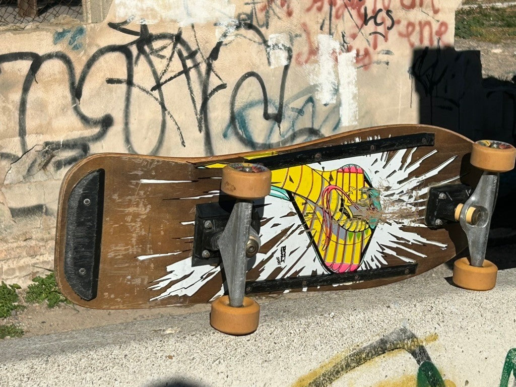 Skateboard vintage IMSPORT de Retrópica Tienda, tabla de arce con diseño retro, ejes Fiberlite y ruedas de uretano.