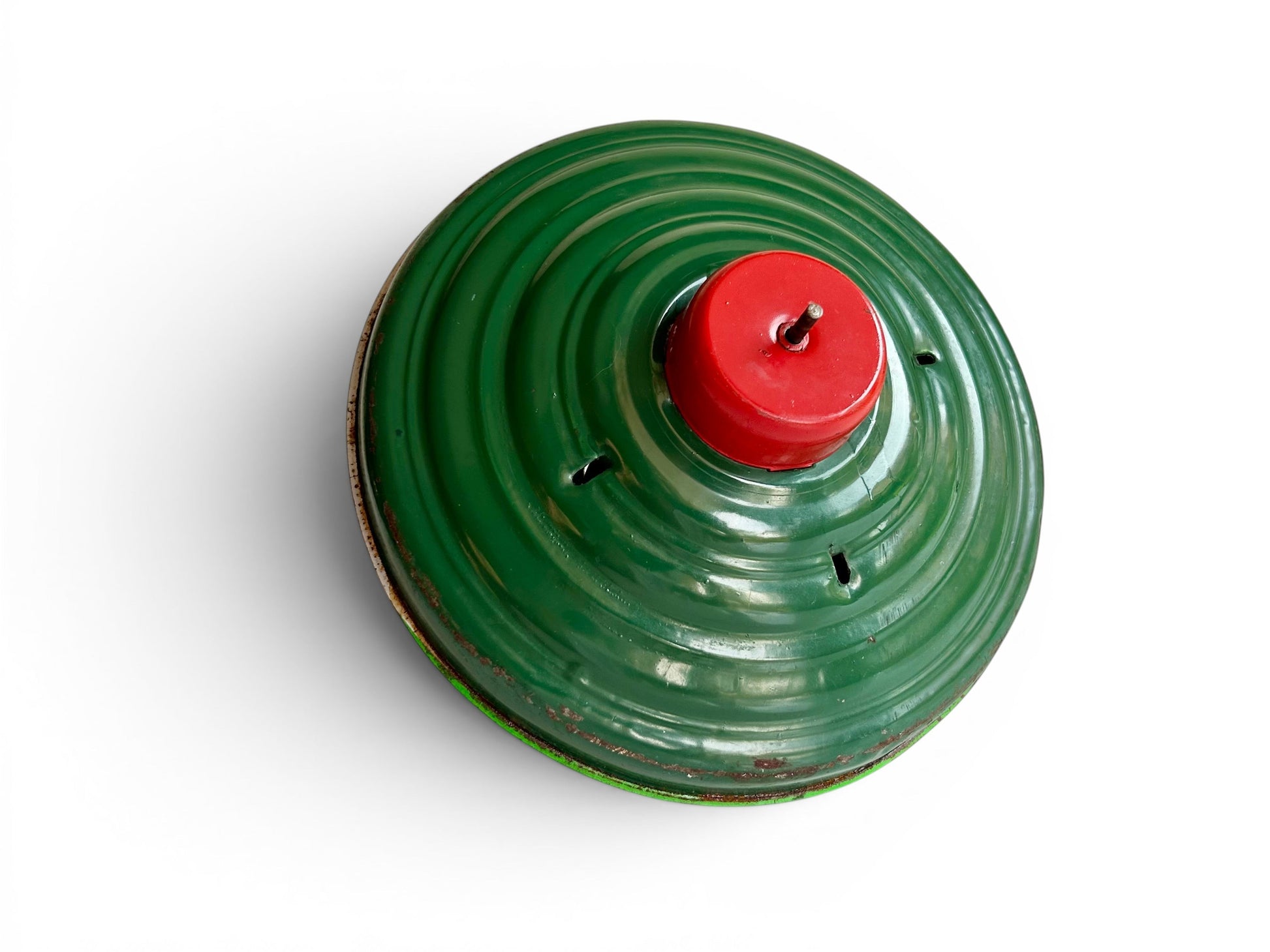 Trompo vintage de metal verde con mango rojo de Retrópica Tienda, juguete clásico de los años 60 en buen estado.