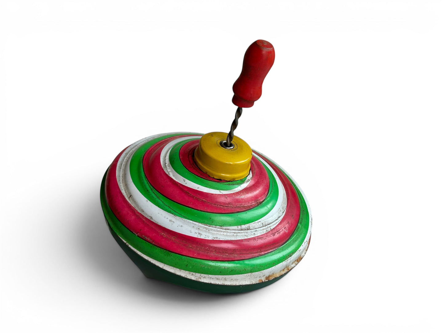 Trompo vintage de metal y madera de Retrópica Tienda con diseño de espirales en rojo, verde y blanco, años 60s.