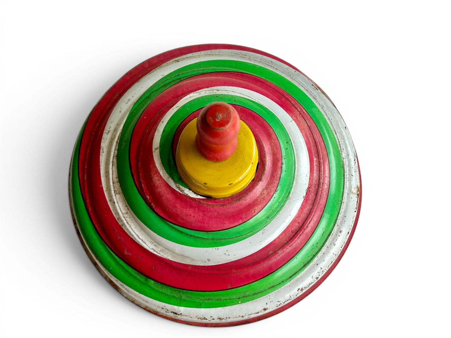 Trompo vintage de metal y madera de Retrópica Tienda con diseño de espiral en colores rojo, verde y blanco.