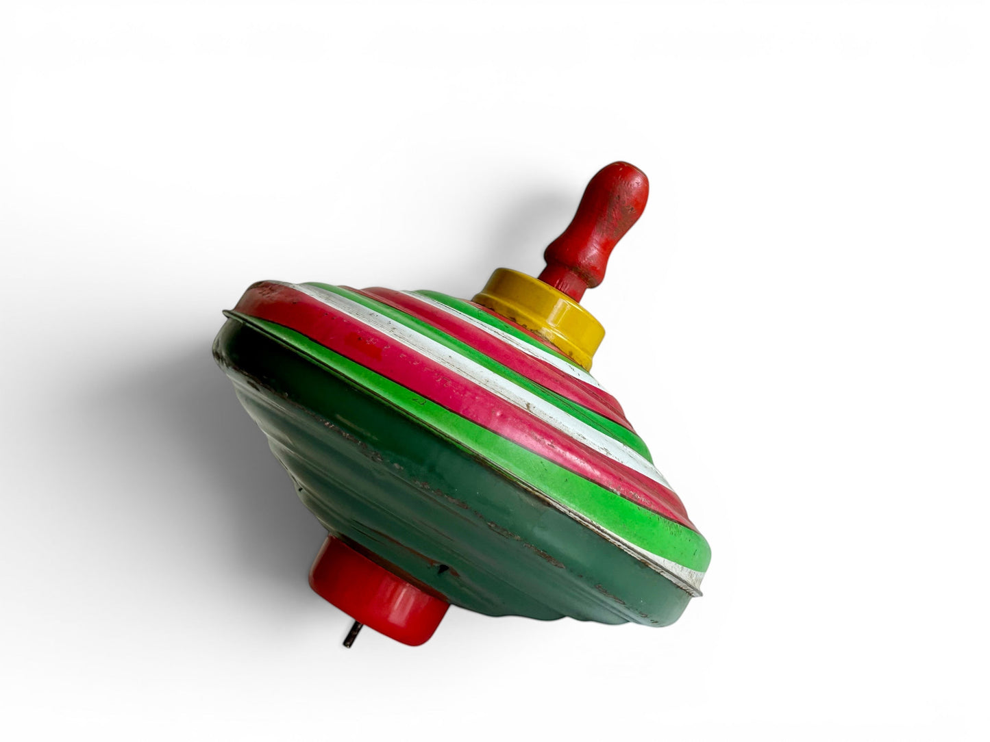 Trompo vintage de metal y madera de Retrópica Tienda con diseño a rayas en colores rojo, verde y amarillo.